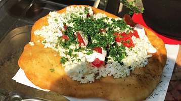 Langos in verschiedenen Varianten