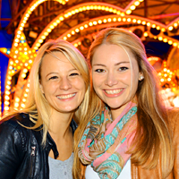 Zwei Frauen auf dem Rummel