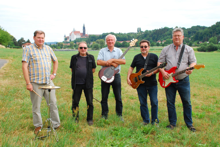 Oldie Band Meissen vor der Albrechtsburg an der Elbe