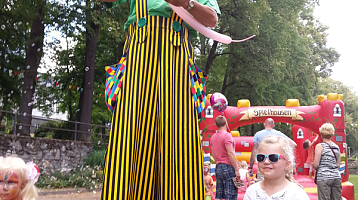 Stelzenmann mit Kindern Stelzenmann mit Kindern